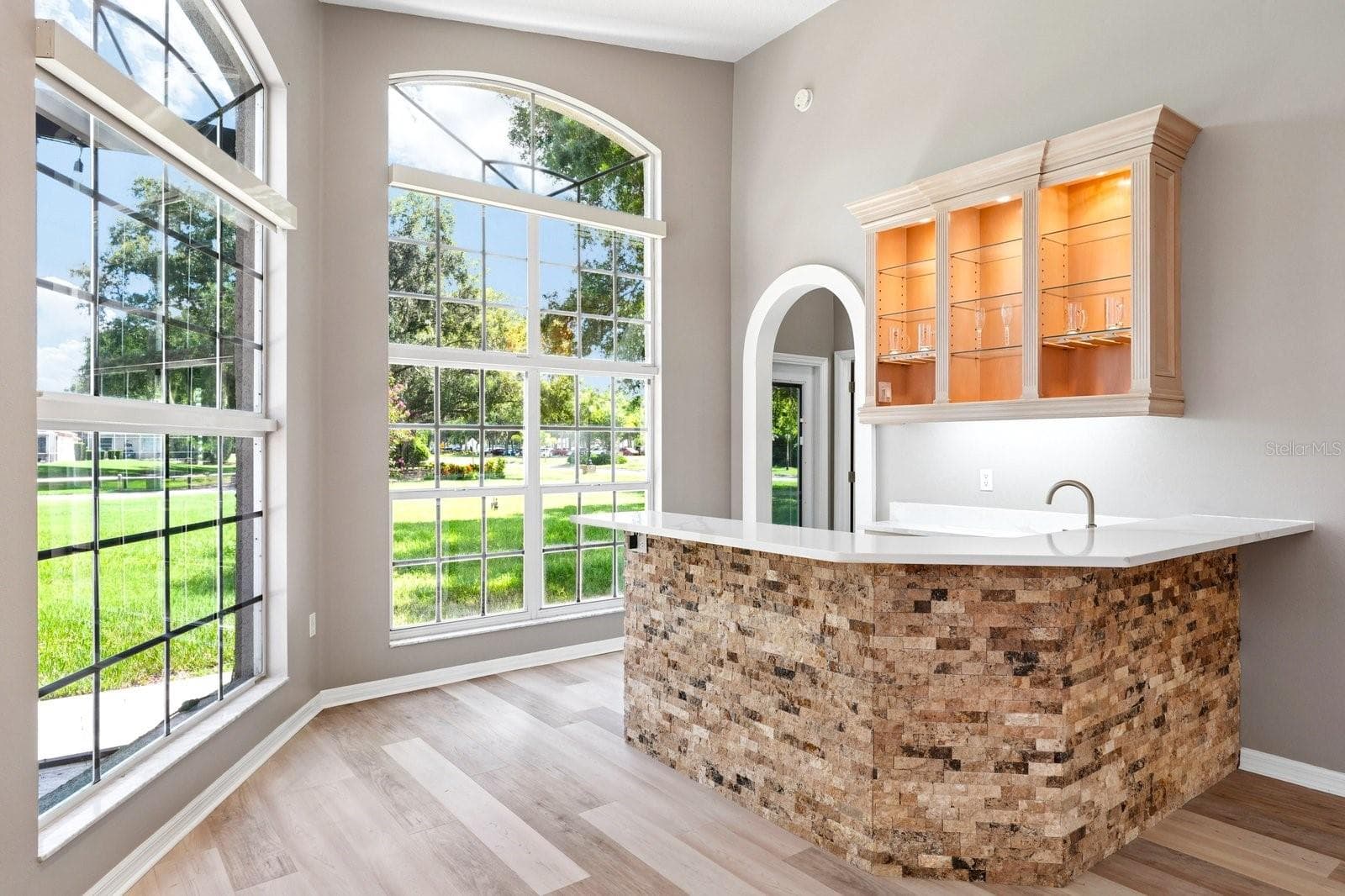 Family Room Bar Overlooking Golf Course - 1003 KINGS WAY LN, TARPON SPRINGS