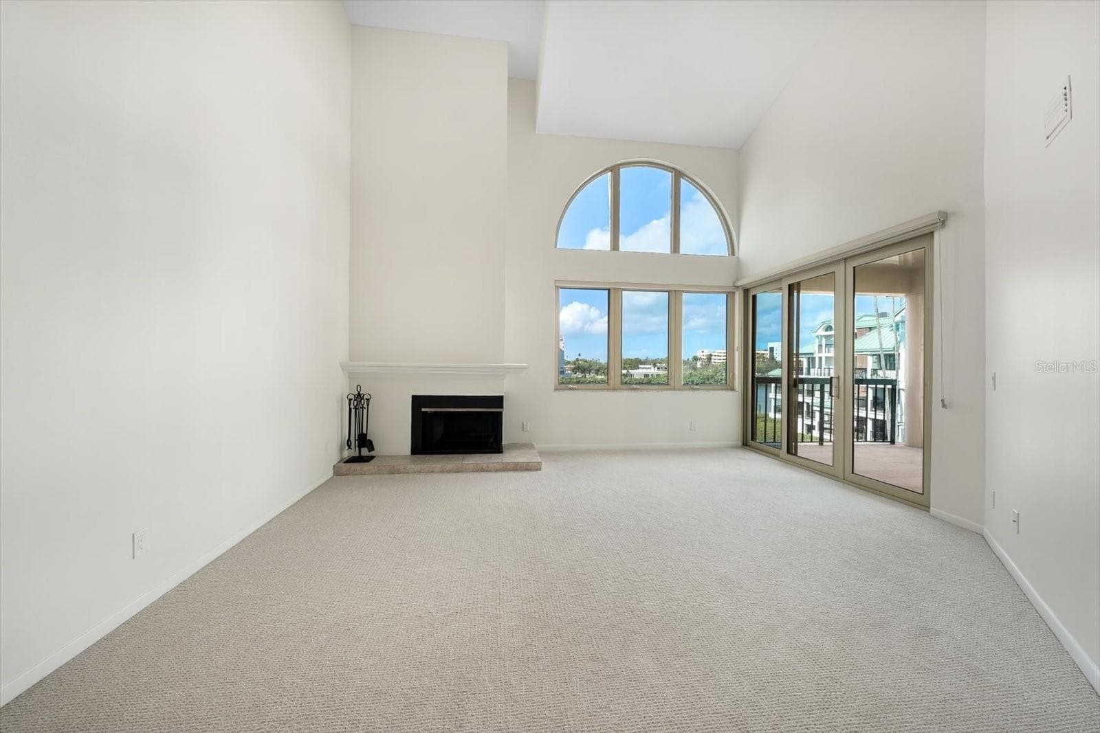 Spacious living room with soaring ceilings and fabulous natural light. Facing west, perfect for enjoying sunsets over the water. - 947 SEDDON COVE WAY #947, TAMPA