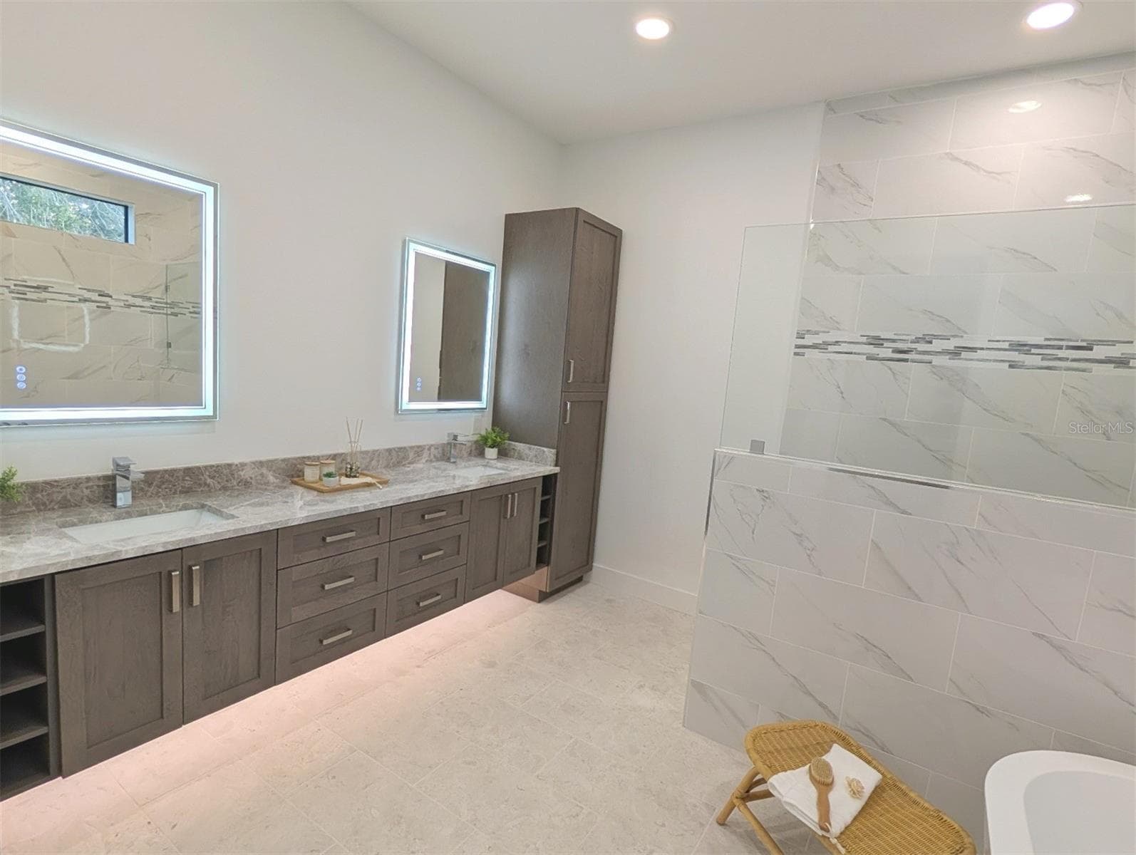 Double vanity master bath suite - 2110 MICHELE DR, SARASOTA