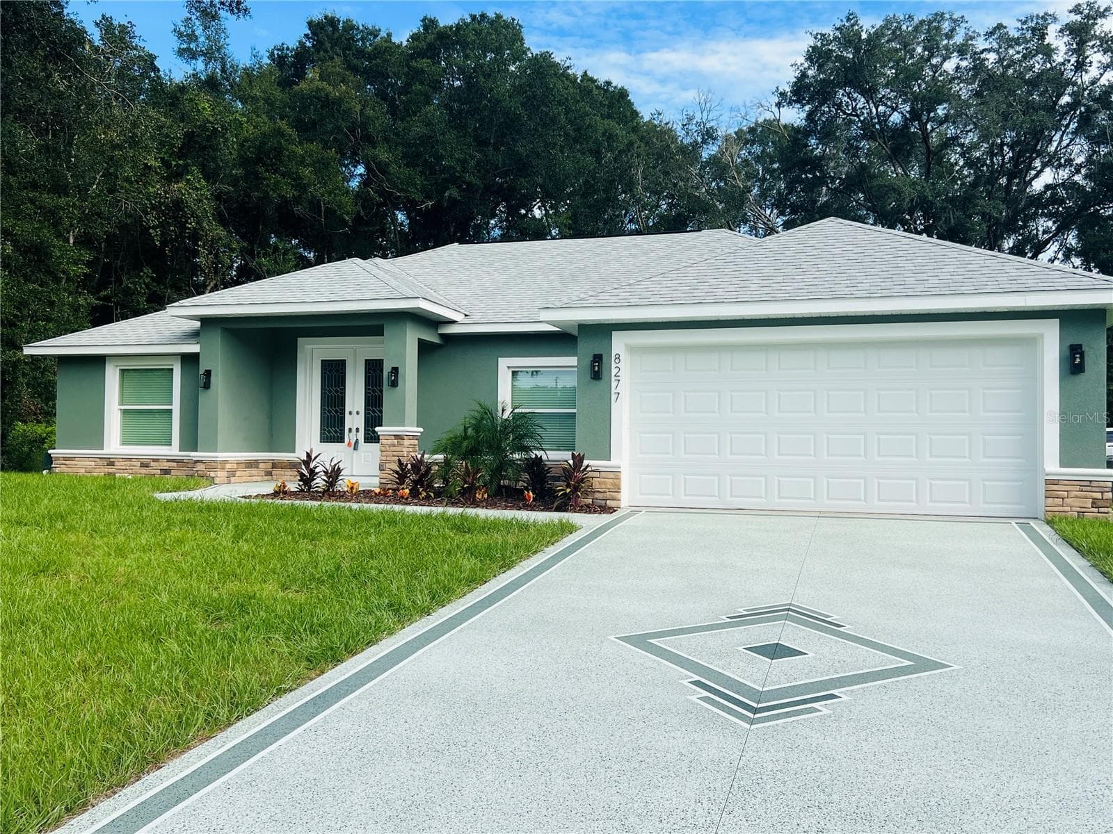 Check out all the extras on this exterior! Concrete design, Huge floating house numbers, real rock accent & nice landscaping. - 8277 SE 158TH ST, SUMMERFIELD