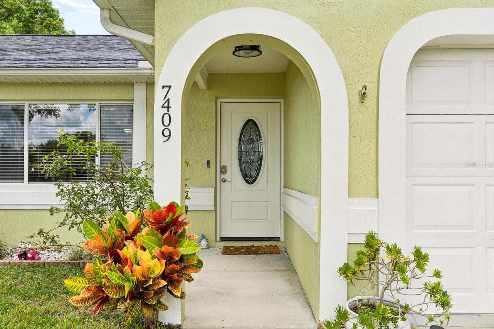 Single Family Residence at 7409 FAIRWOOD AVE, NEW PORT RICHEY, photo 2 of 47