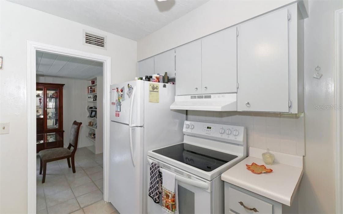 Single Family Residence at 2141 SUNNYSIDE LN, SARASOTA, photo 9 of 18