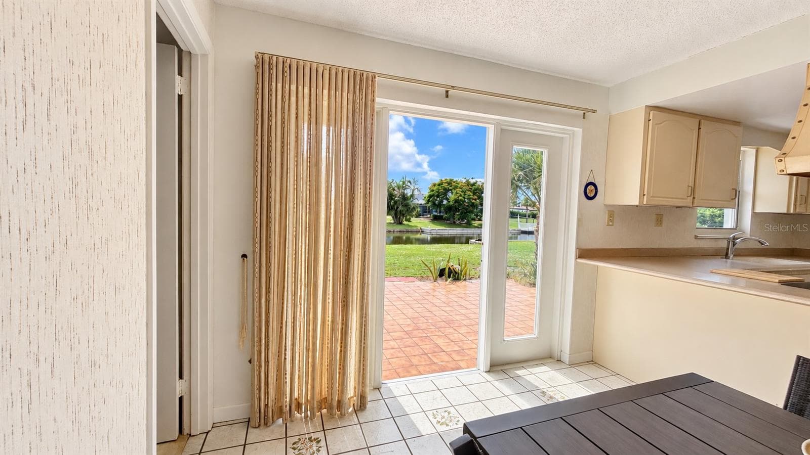 Dining and kitchen views of the waterfront. - 160 ANNAPOLIS LN, ROTONDA WEST