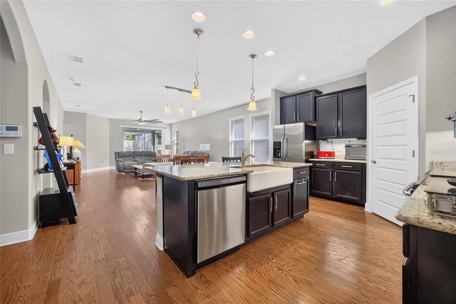 Large Kitchen Island - 16137 HAMPTON CROSSING DR, WINTER GARDEN