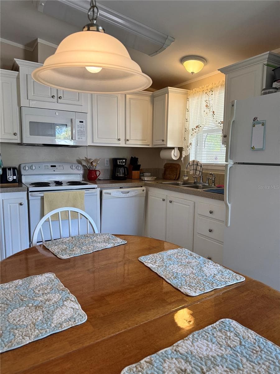 Manufactured Home at 6904 CORTEZ RD W #10, BRADENTON, photo 11 of 33