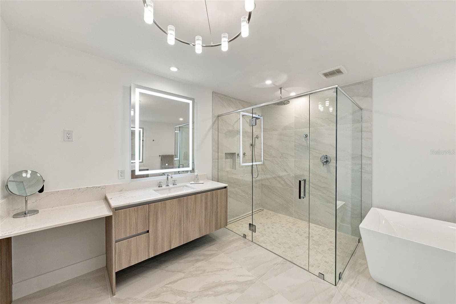 Owners Suite Bath; zero entry shower - 5713 BOWEN DANIEL DR #1504, TAMPA