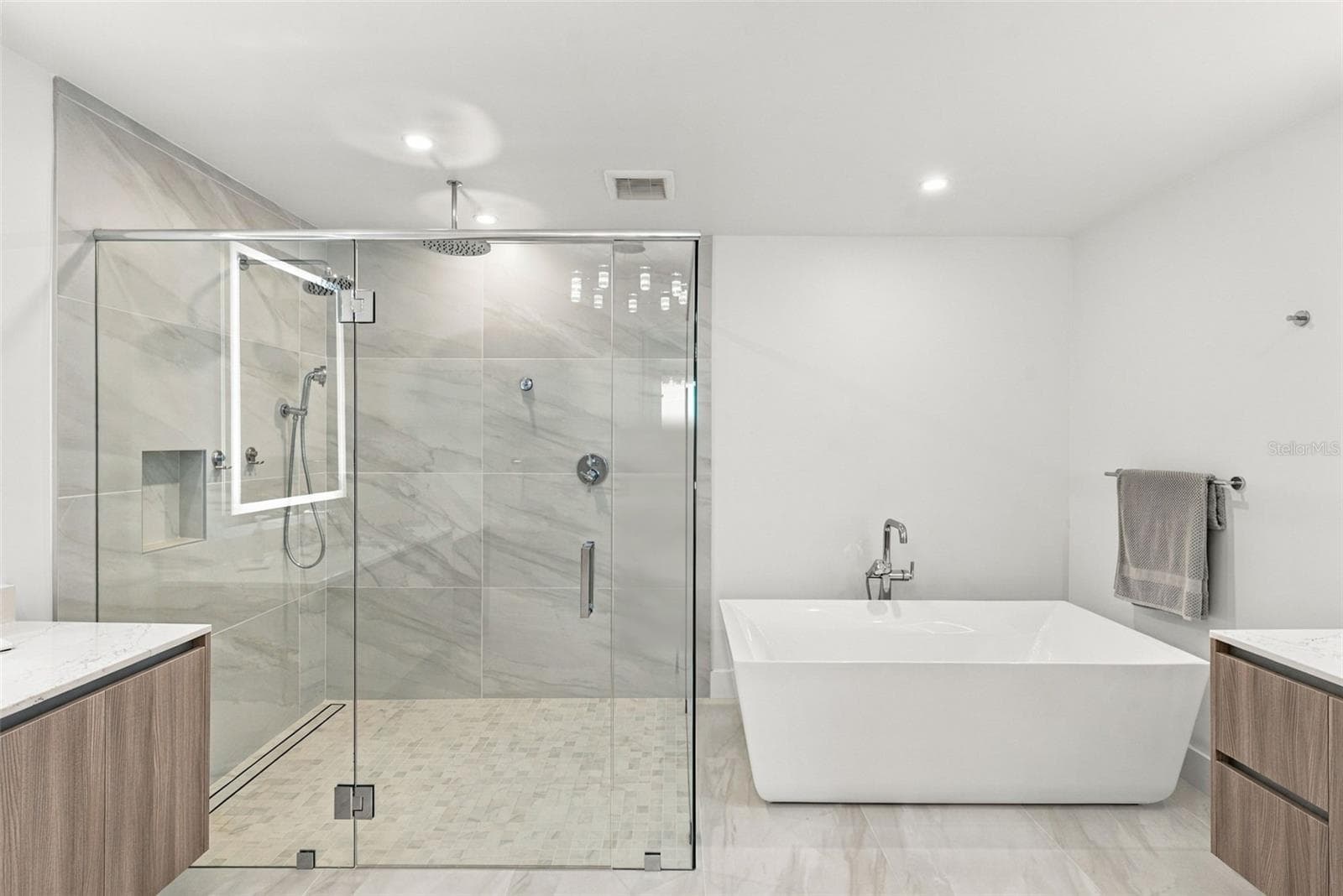 Owners Suite Bathroom; split vanities - 5713 BOWEN DANIEL DR #1504, TAMPA