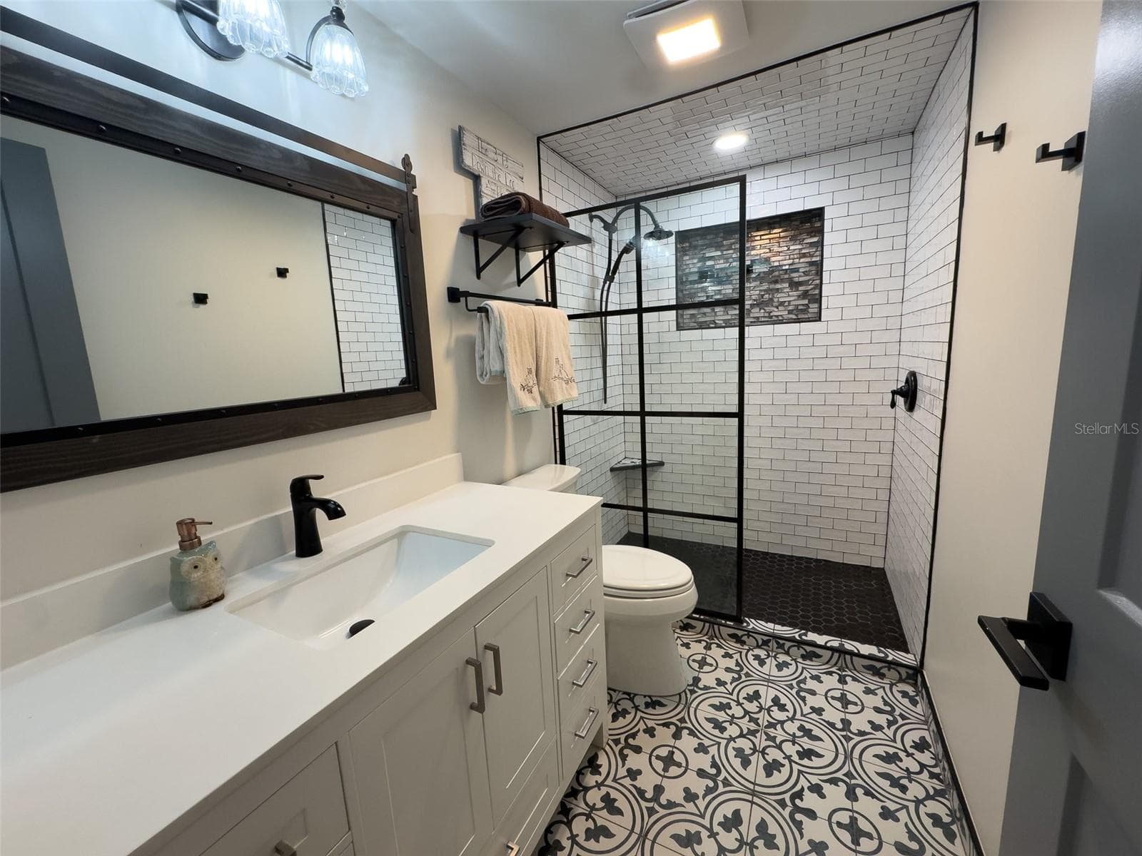 Bathroom 1 - 9797 CR 674, BUSHNELL