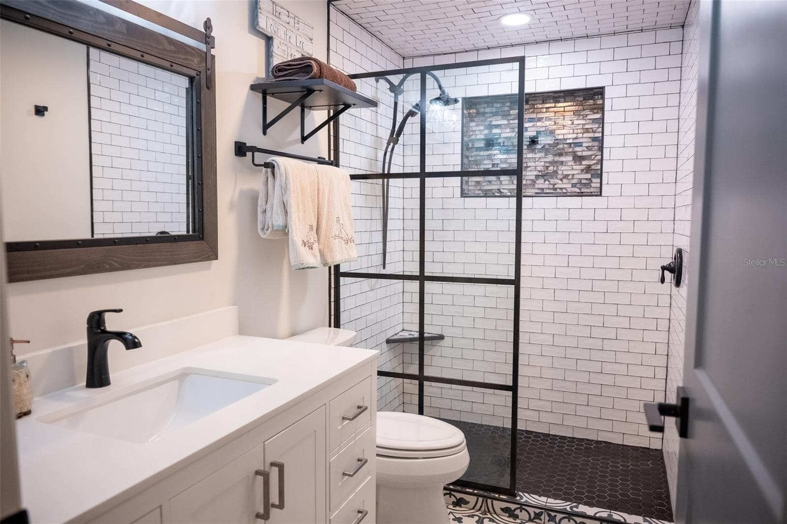 Bathroom 1 - 9797 CR 674, BUSHNELL