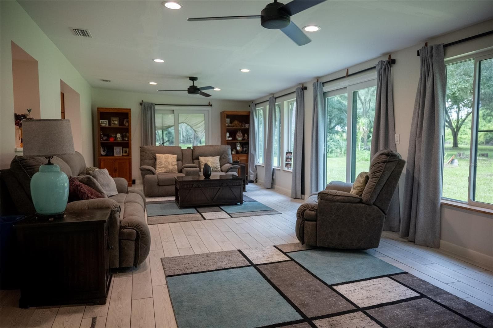 Living room - 9797 CR 674, BUSHNELL