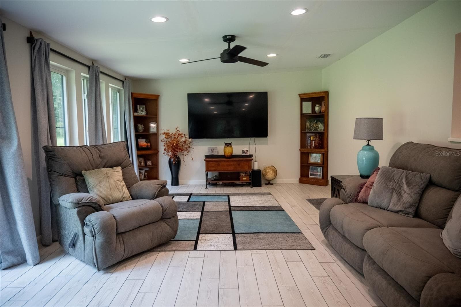 Living room - 9797 CR 674, BUSHNELL
