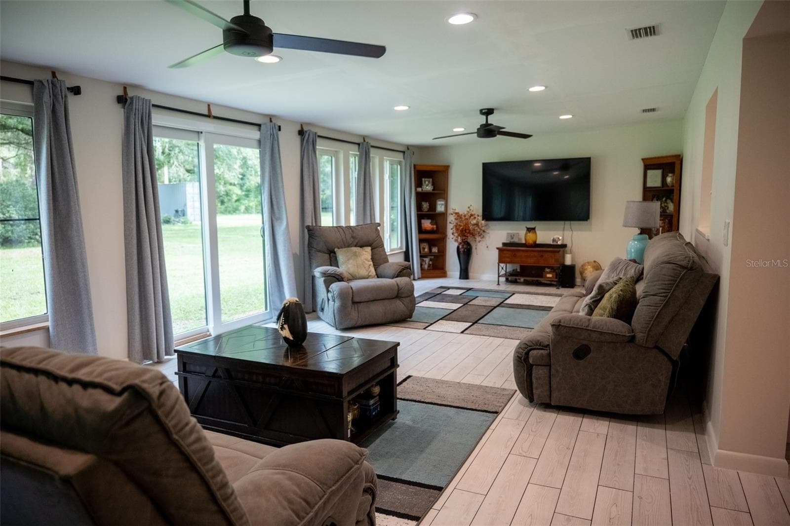 Living room - 9797 CR 674, BUSHNELL