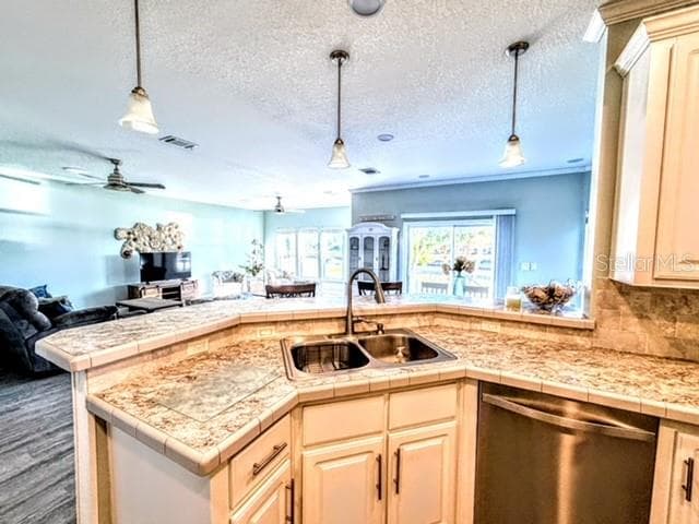 Manufactured Home at 822 S WATERWAY, VENICE, photo 9 of 31