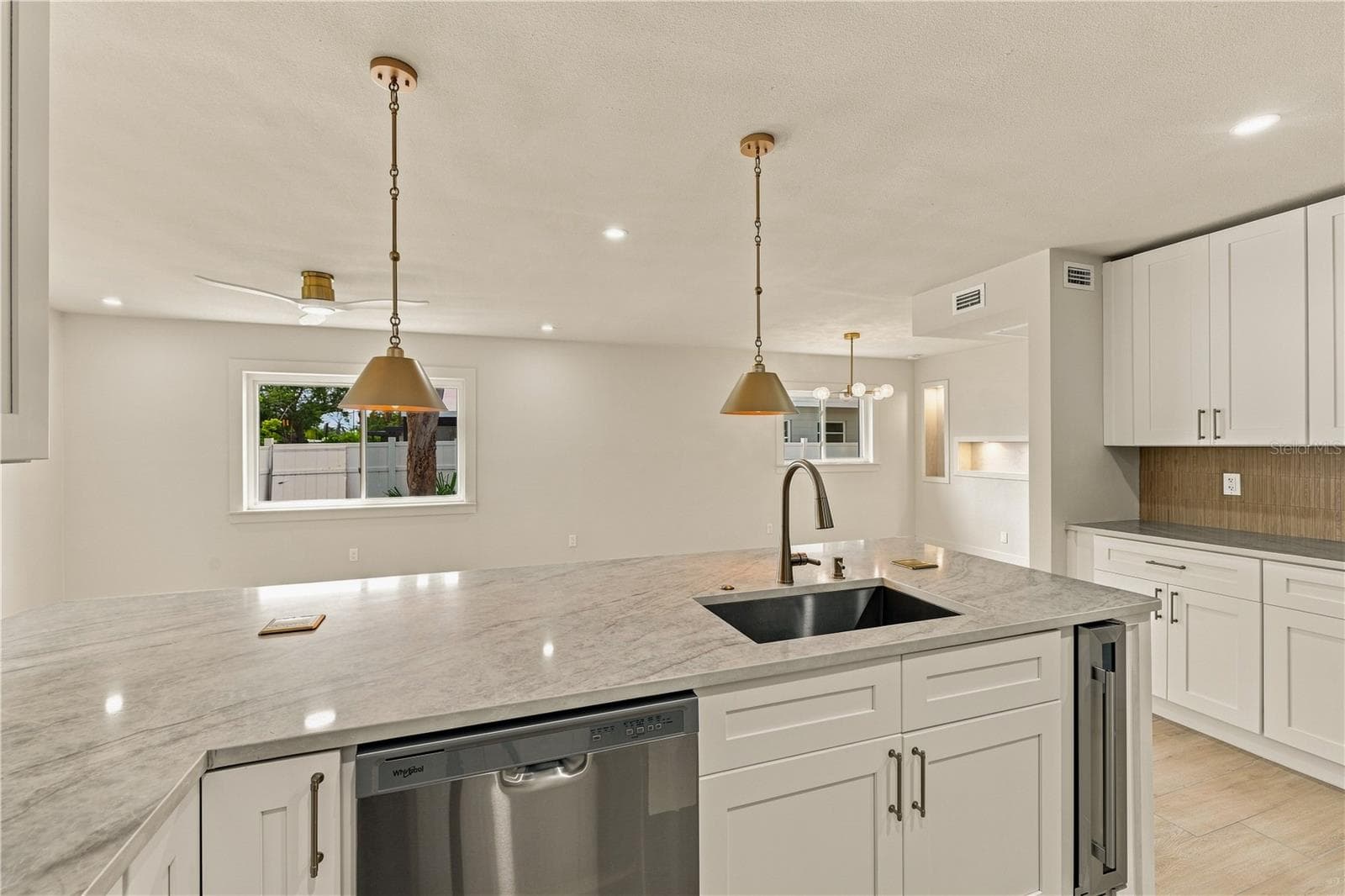 Single Family Residence at 3946 HELENA ST NE, ST PETERSBURG, photo 6 of 34