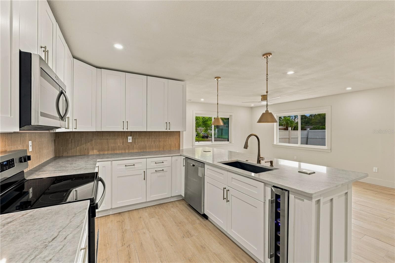 Single Family Residence at 3946 HELENA ST NE, ST PETERSBURG, photo 7 of 34