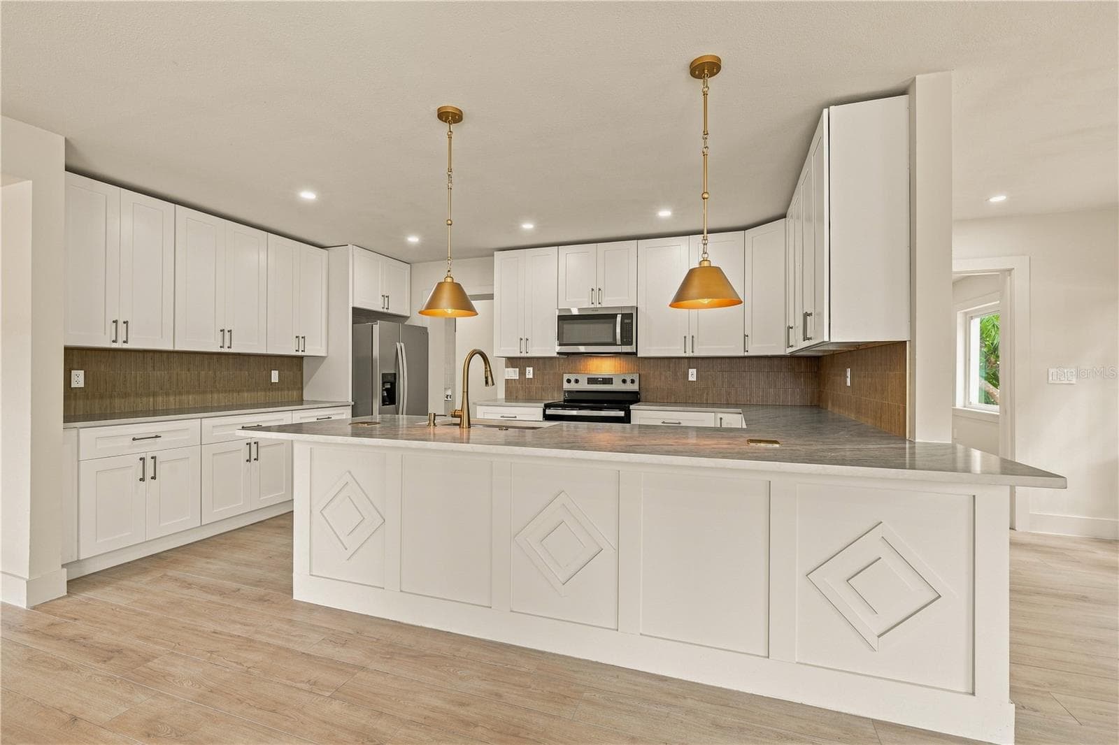 Single Family Residence at 3946 HELENA ST NE, ST PETERSBURG, photo 10 of 34