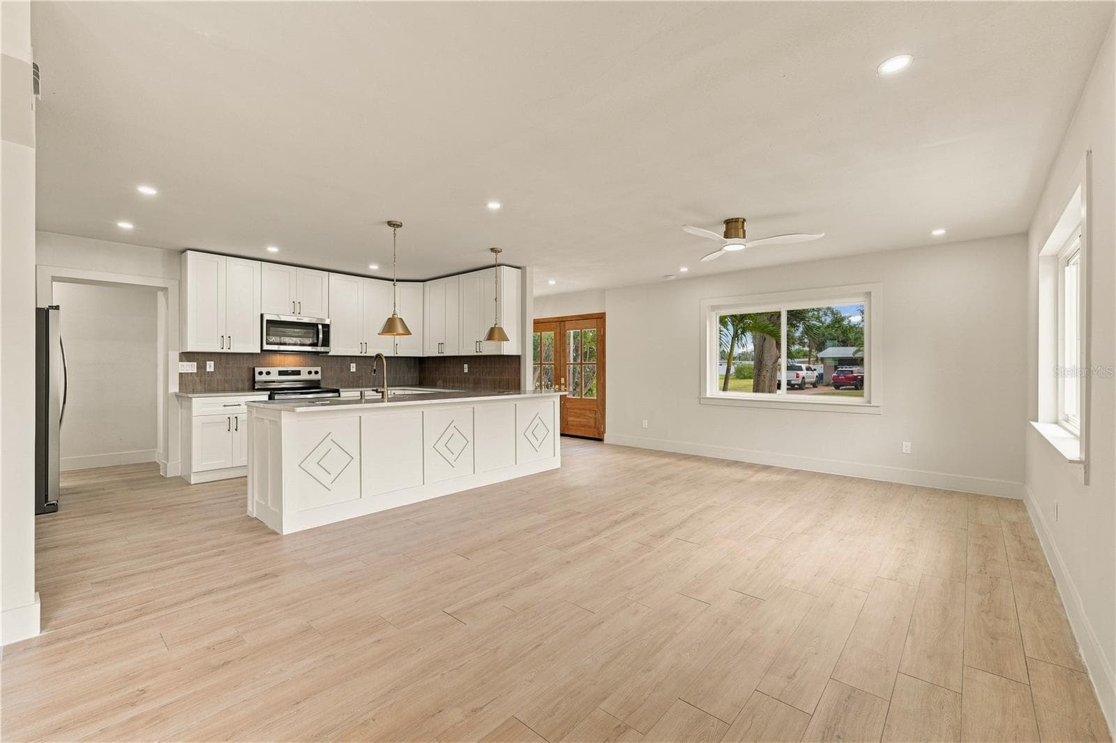 Single Family Residence at 3946 HELENA ST NE, ST PETERSBURG, photo 12 of 34