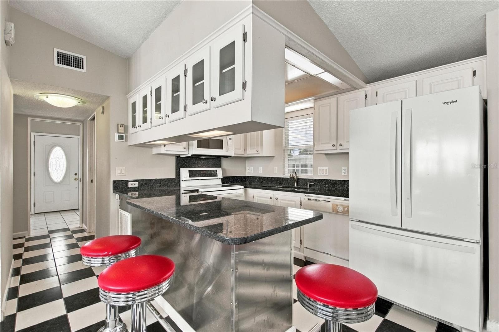 Kitchen with breakfast bar - 439 PAR PINES BLVD, DAVENPORT