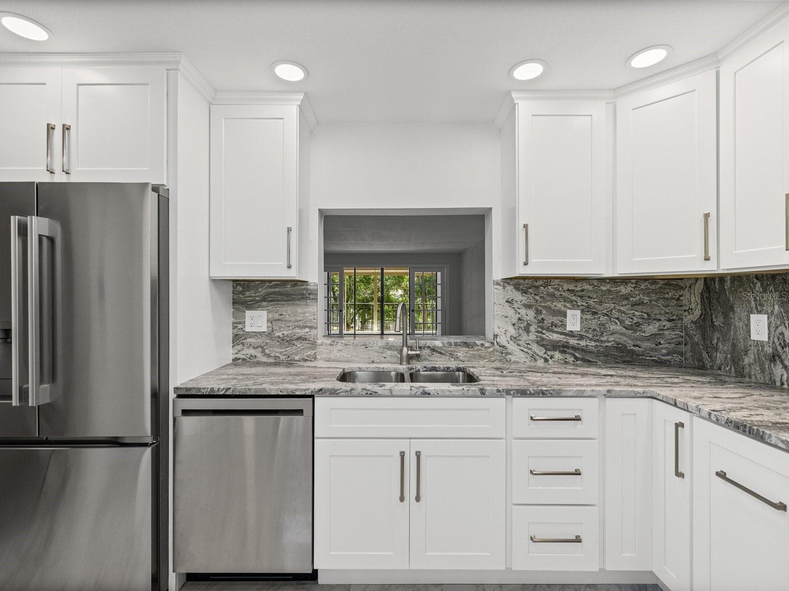 Full granite backsplash - 3076 EASTLAND BLVD #203, CLEARWATER