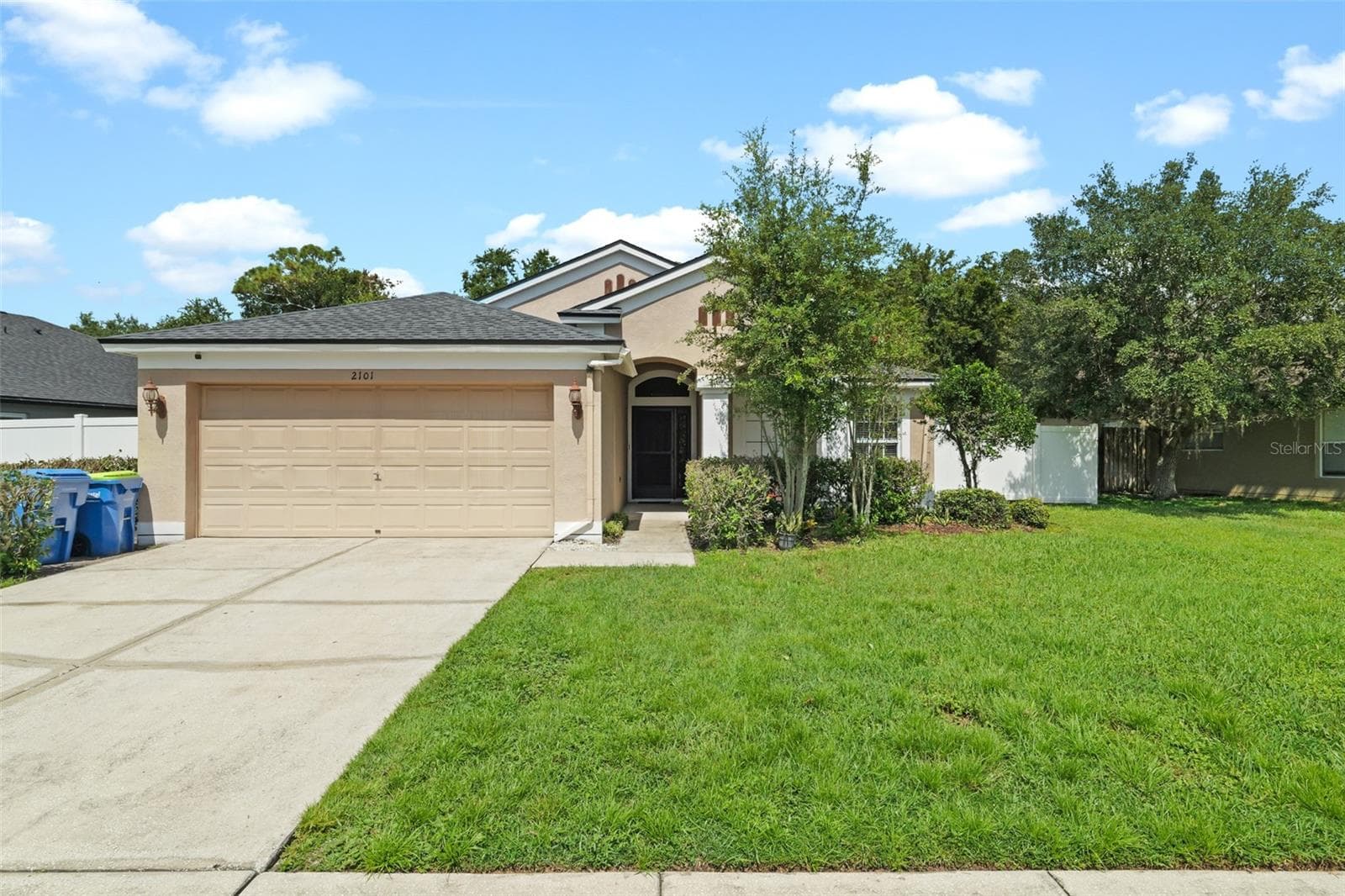 Single Family Residence at 2101 SHELBOURNE CT, WESLEY CHAPEL, photo 2 of 40