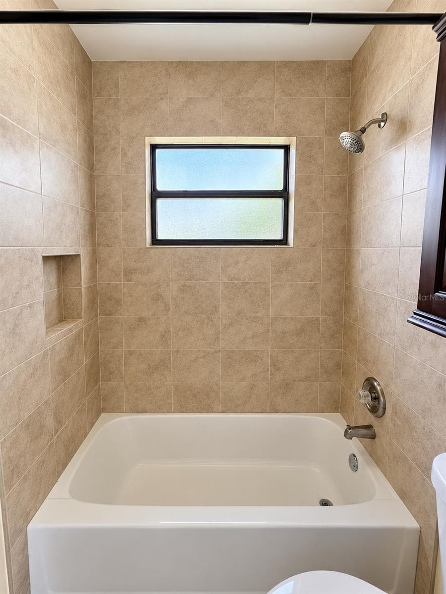 Guest Bathroom w/Tub - 4068 CASTLEGATE DR, ORLANDO