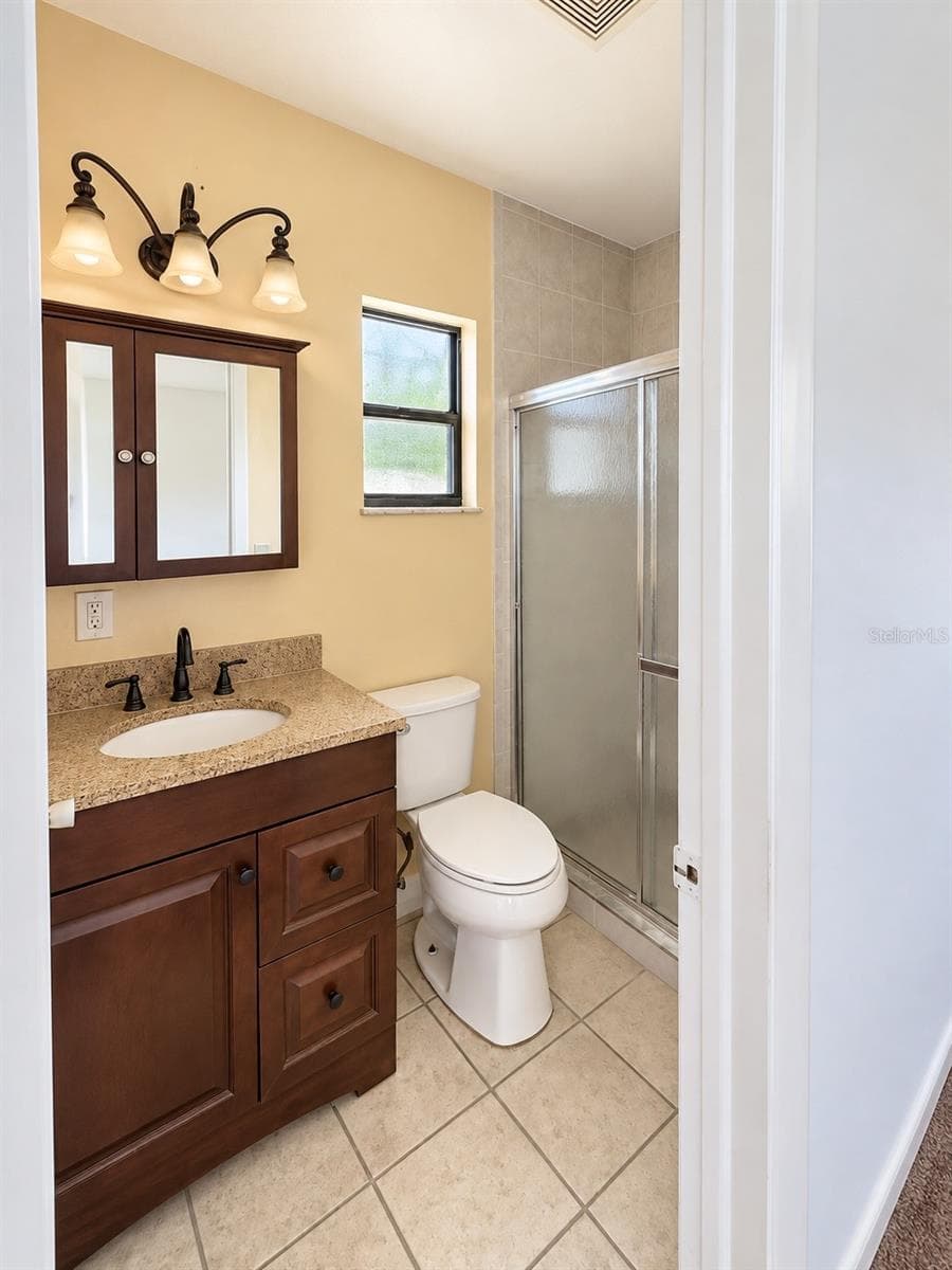 En Suite Primary Bathroom with Shower - 4068 CASTLEGATE DR, ORLANDO