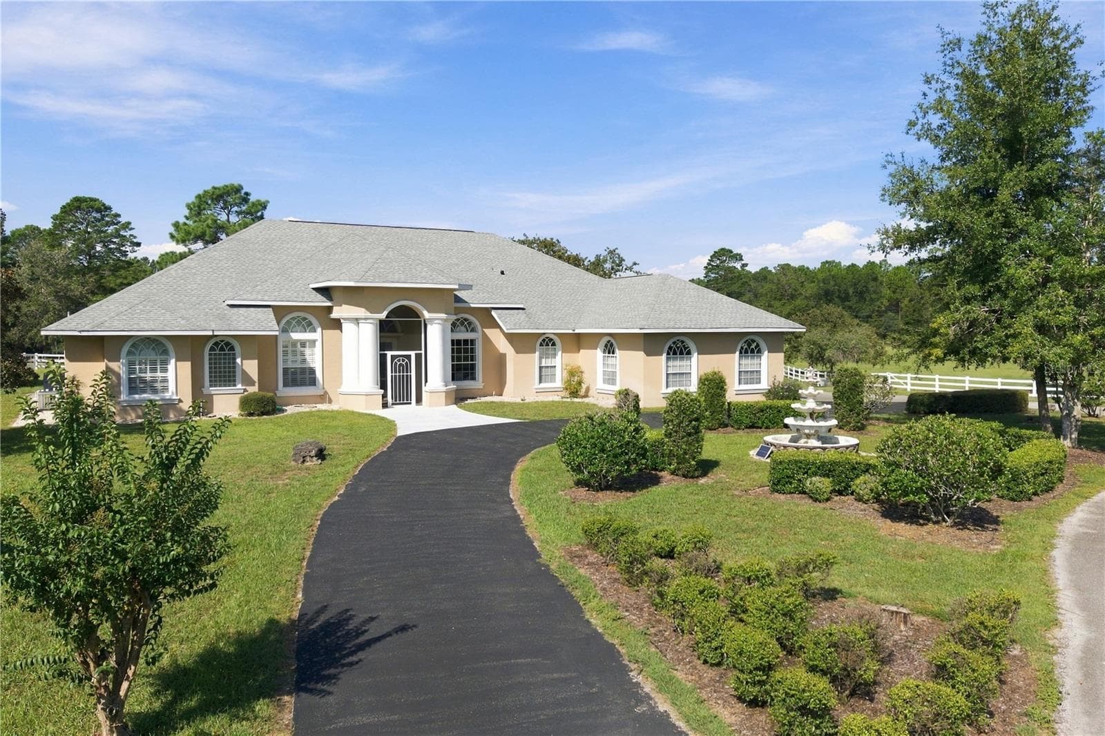 Beautiful country estste offering privacy, space and equestrian living. - 6722 W SENTINEL BLUFF PATH, BEVERLY HILLS