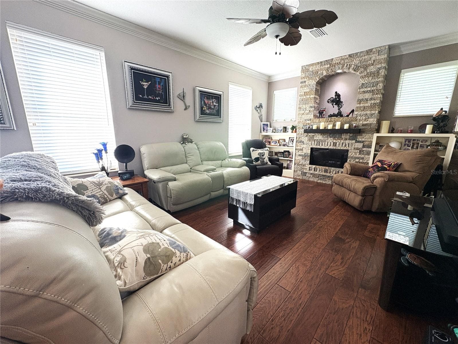 family room with propane fireplace - 19588 SW 86TH LN, DUNNELLON