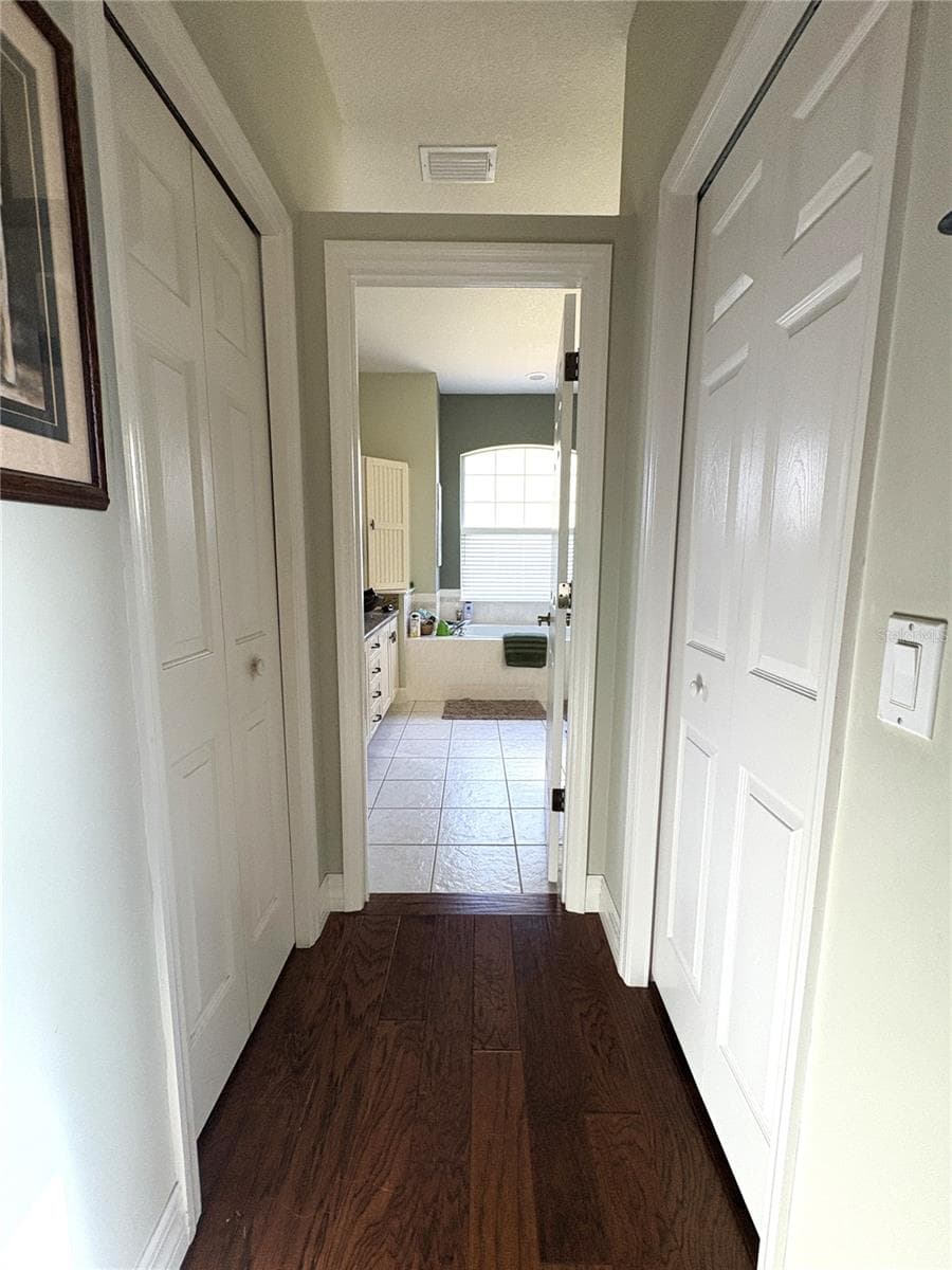 Primary ensuite with 2 walk in closets - 19588 SW 86TH LN, DUNNELLON