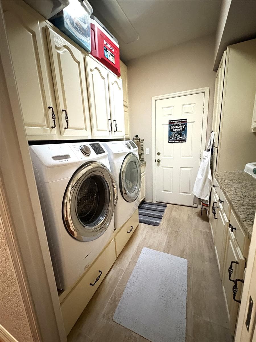 laundry room with garage access - 19588 SW 86TH LN, DUNNELLON