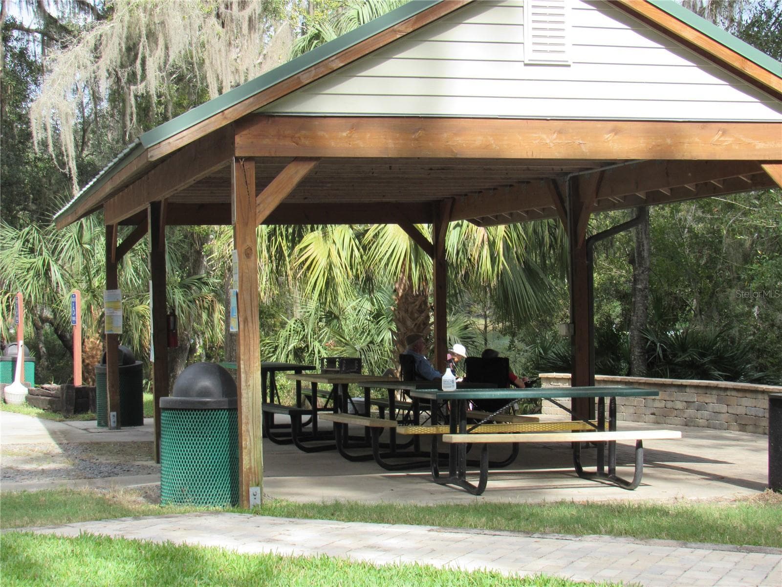 pavilion where you can enjoy a lazy afternoon - 19588 SW 86TH LN, DUNNELLON