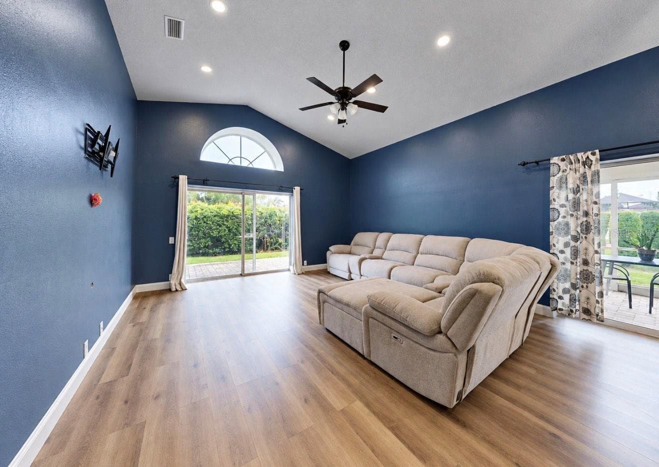 Living Room with Vaulted Ceilings - 4115 MURFIELD DR E, BRADENTON