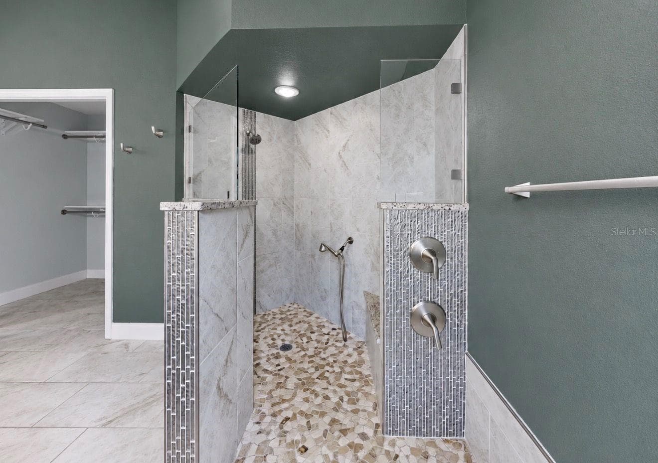 No step Shower - 4115 MURFIELD DR E, BRADENTON