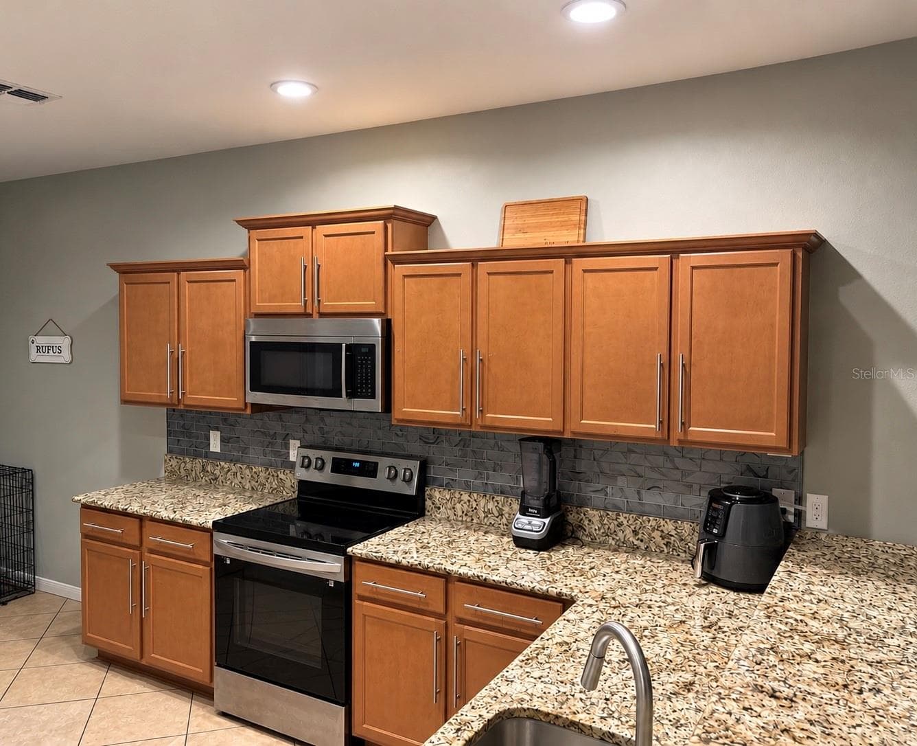 Kitchen stove/ microwave - 9412 TRUMPET VINE LOOP, TRINITY