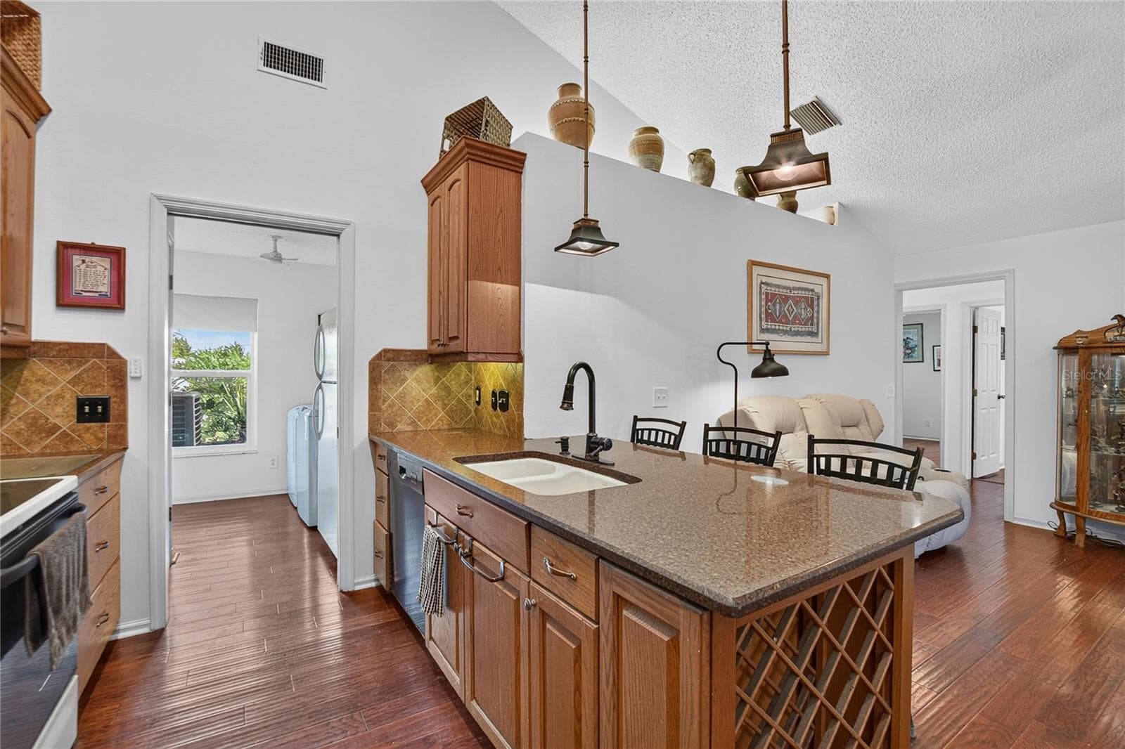 Kitchen w/Bar Seating - 2010 RIVER PARK CT, VALRICO