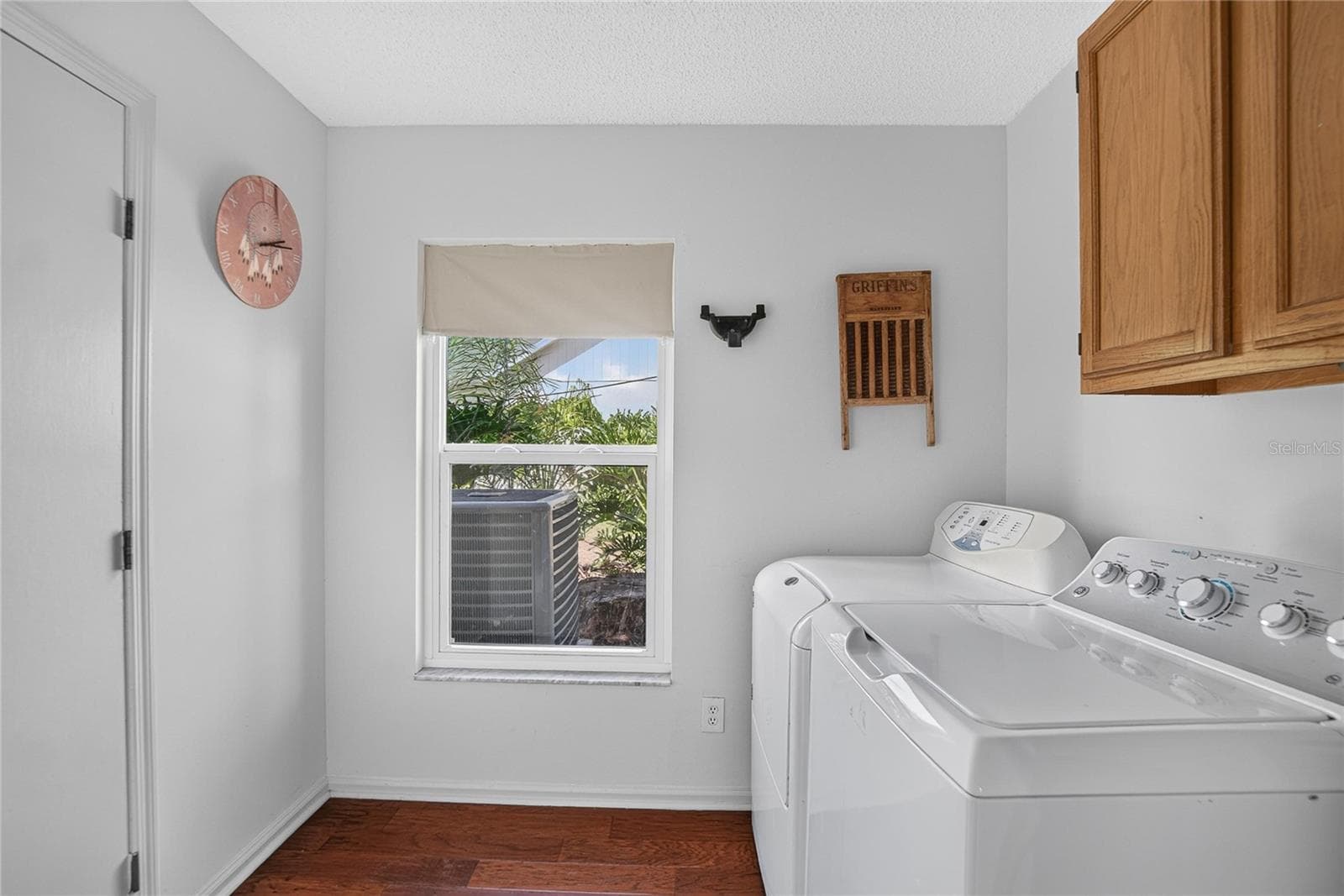 Laundry Room w/Garage Access - 2010 RIVER PARK CT, VALRICO