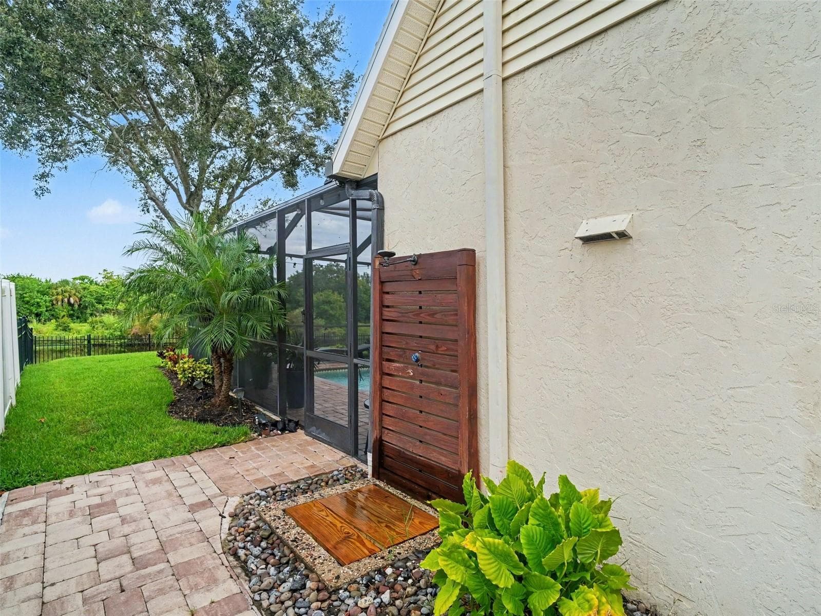 Outdoor Shower - 7124 34TH ST E, SARASOTA