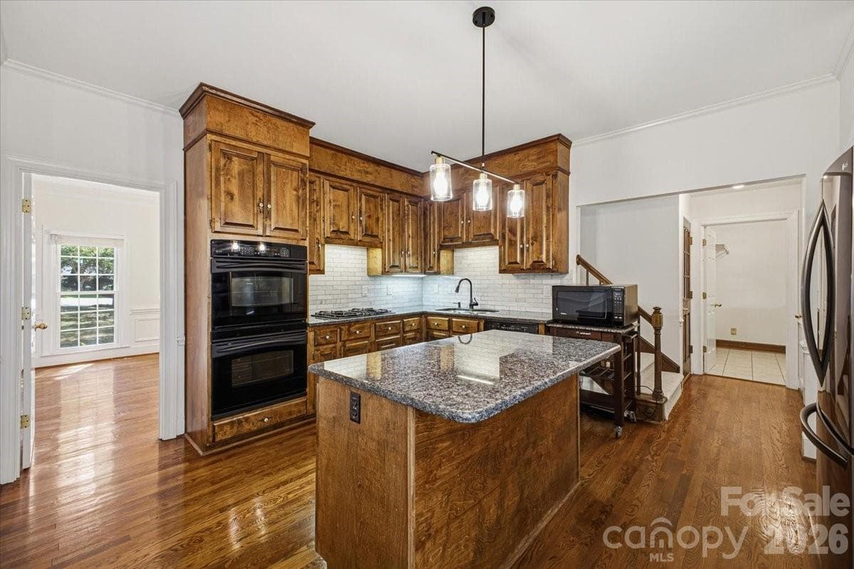 Single Family Residence at 9423 Braemar Terrace, Charlotte, photo 5 of 30