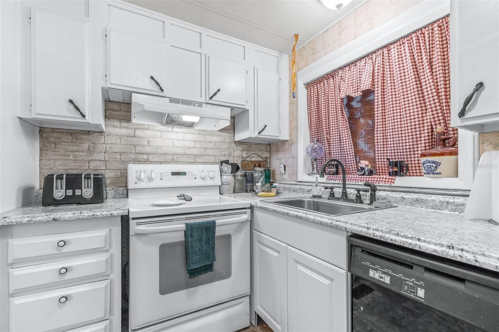 Manufactured Home at 8 WOODLAND CIR, HAINES CITY, photo 13 of 35