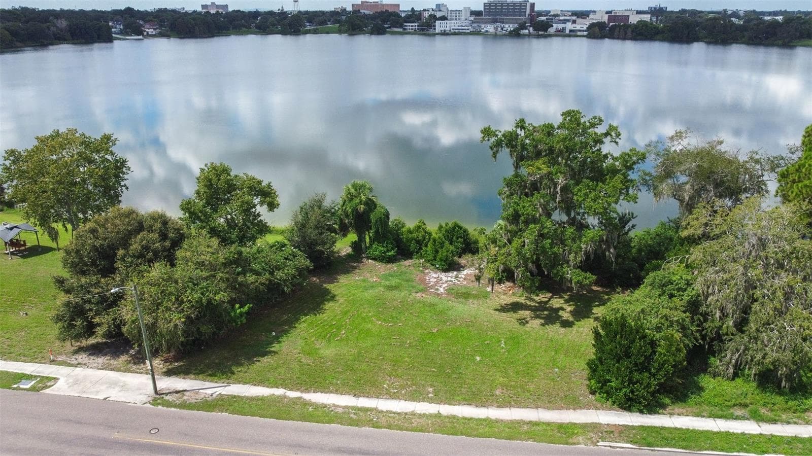 Single Family Residence at 900 LAKE MARTHA DR NE, WINTER HAVEN, photo 44 of 48