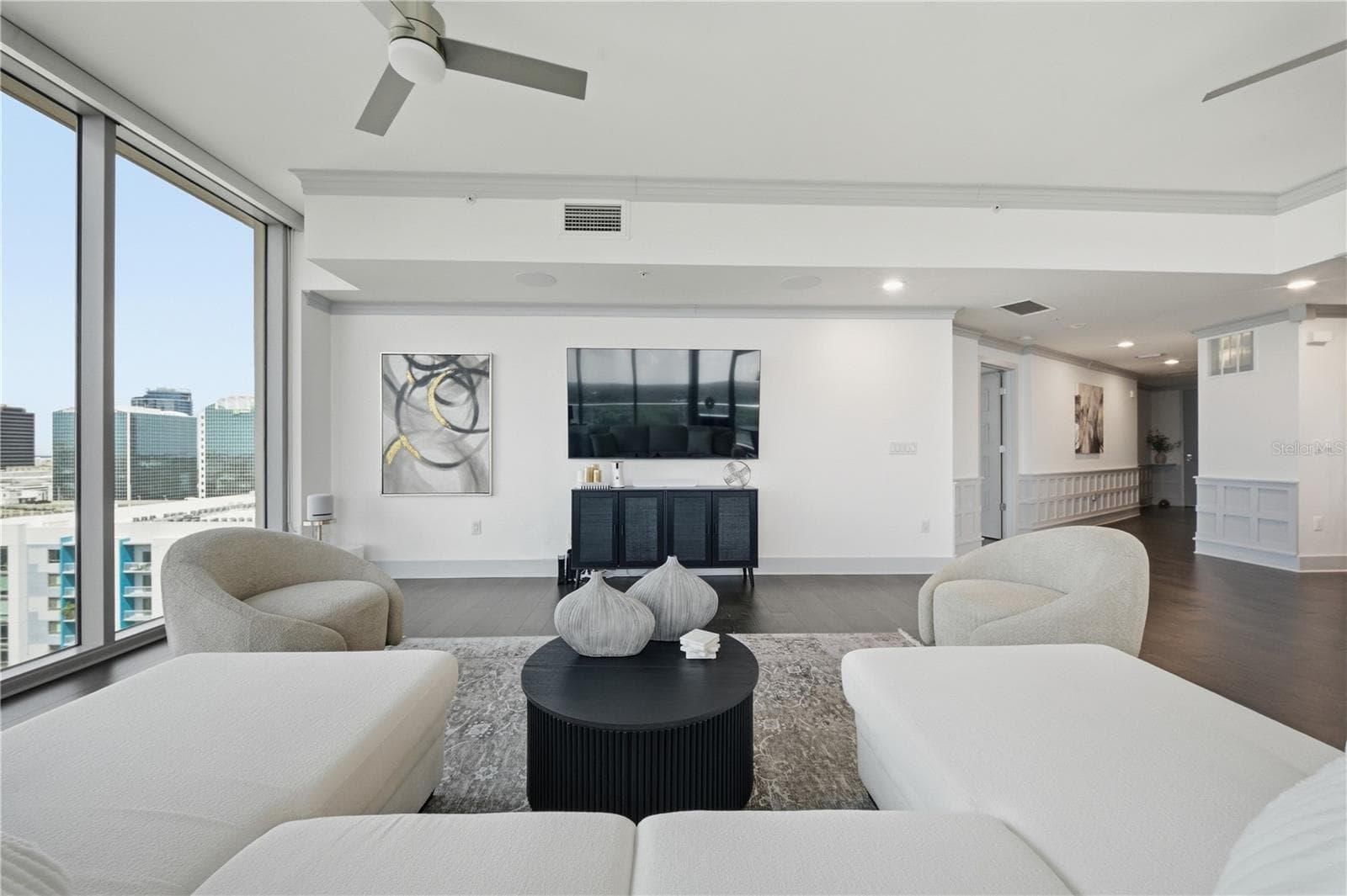 Generous wall space for media and art while preserving the corner-window experience - 260 S OSCEOLA AVE #1406, ORLANDO