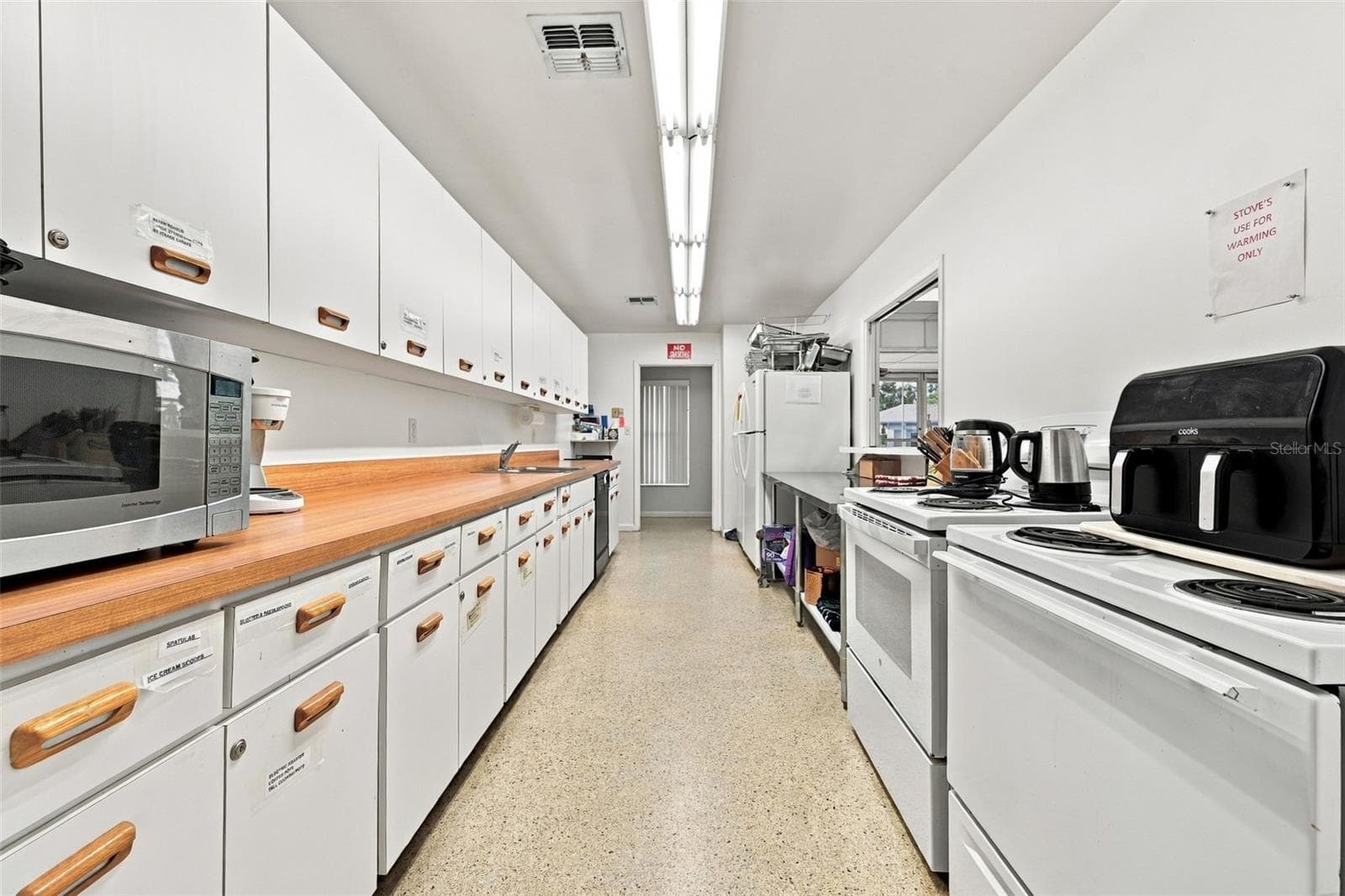 Full Community Kitchen - 8353 CANDLEWOOD RD, SEMINOLE