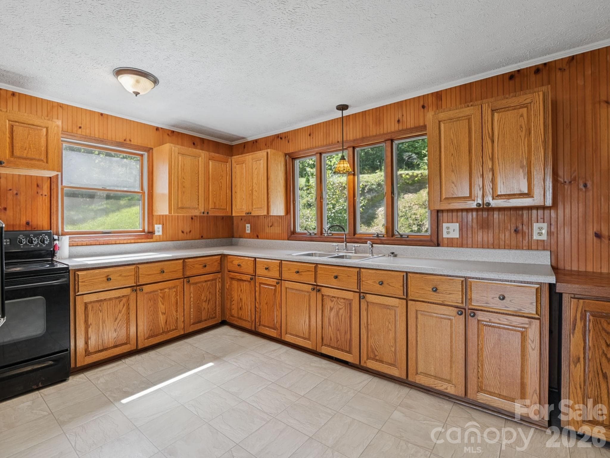 Large kitchen - 727 E Lyda Road, Hendersonville