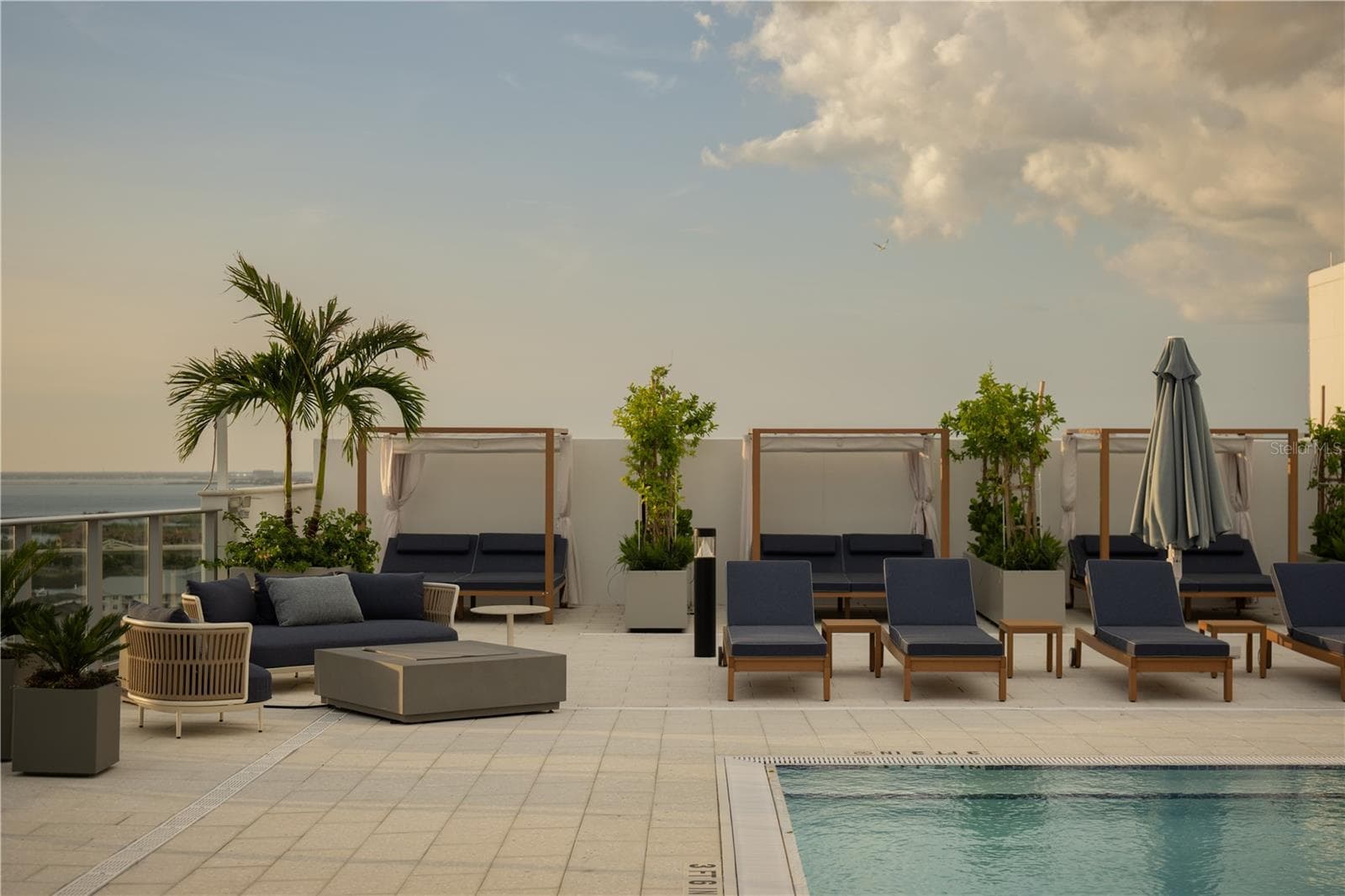 Rooftop Pool - 5713 BOWEN DANIEL DR #1505, TAMPA