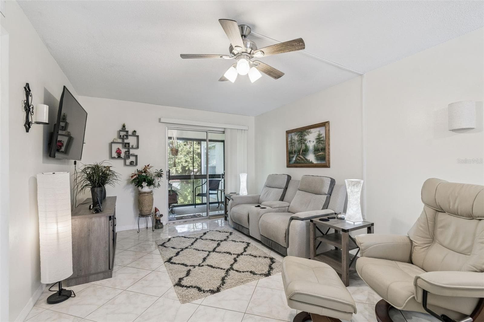 Living room - 2750 E BAY DR #12B, LARGO