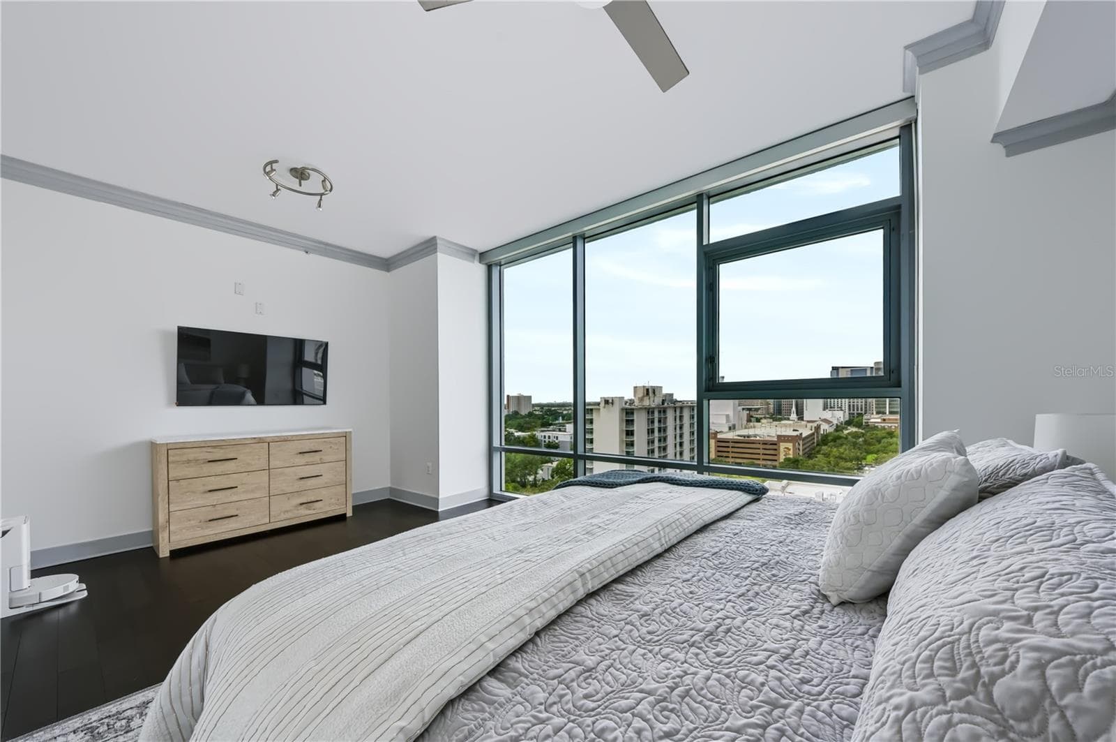 Primary bedroom, with en suite. City facing view. - 260 S OSCEOLA AVE #1406, ORLANDO