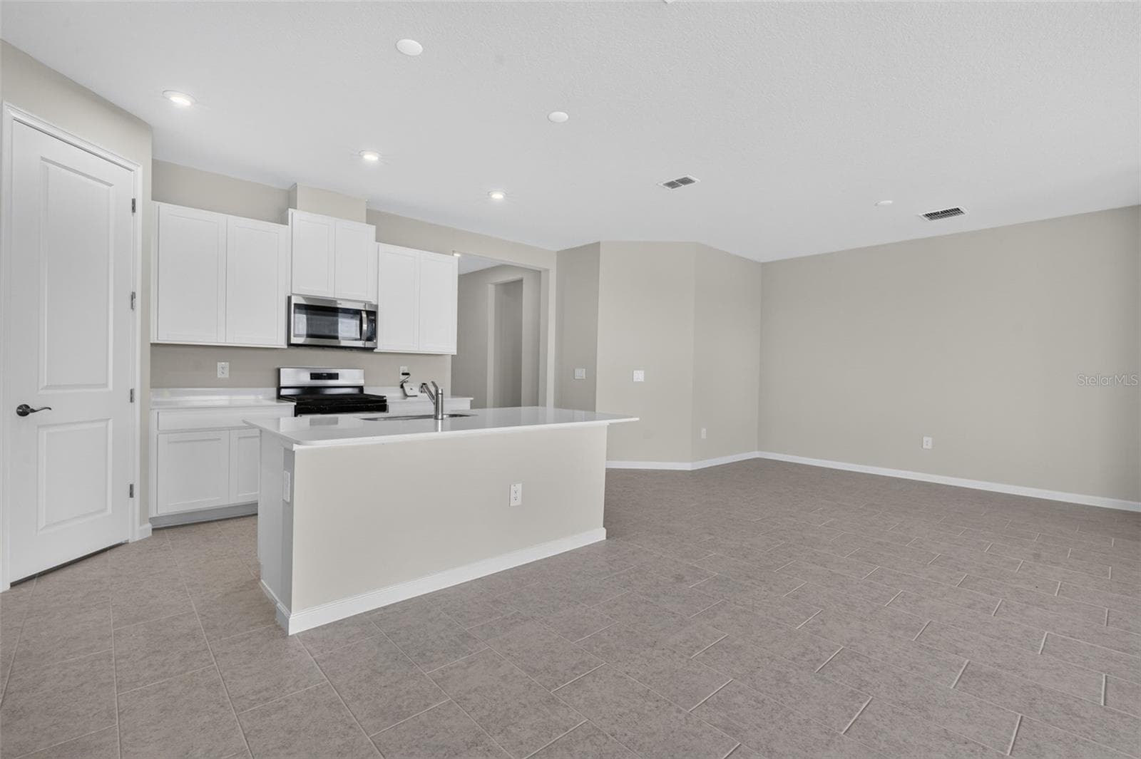 Single Family Residence at 34754 FLOWER PATCH DR, DADE CITY, photo 6 of 39