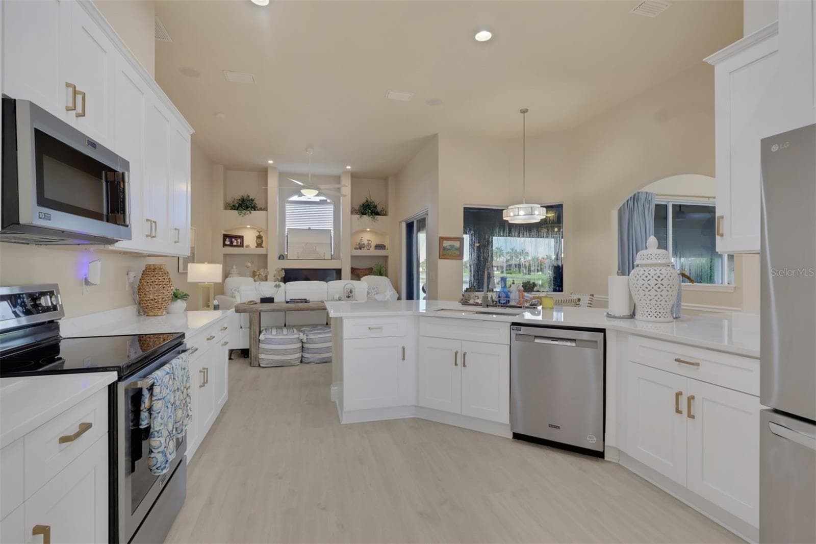 Quartz countertops and SS appliances - 8451 SOUTHWIND BAY CIR, FORT MYERS
