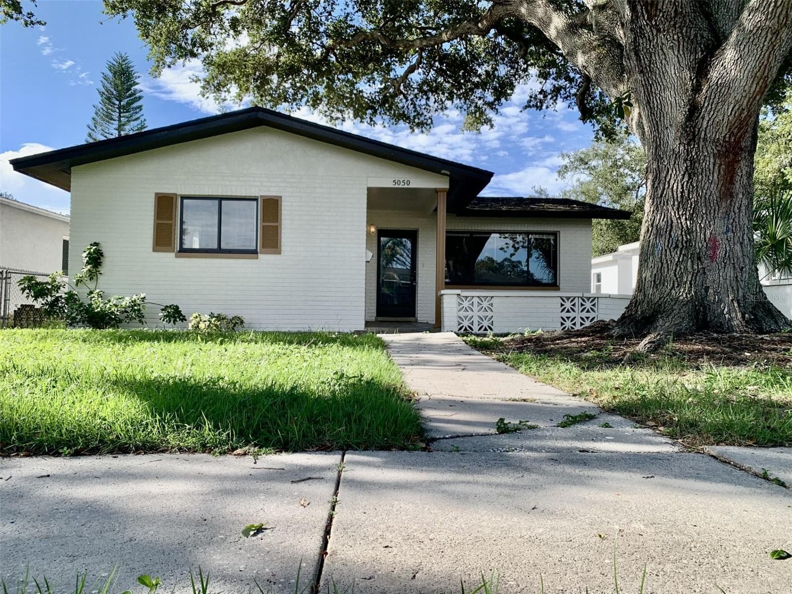 Your new home under an awesome oak tree - 5050 29TH AVE N, ST PETERSBURG
