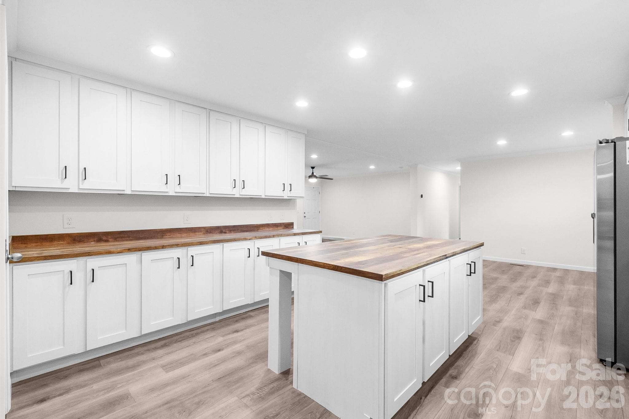 Single Family Residence at 1120 Hammond Carnes Road, Lancaster, photo 4 of 46